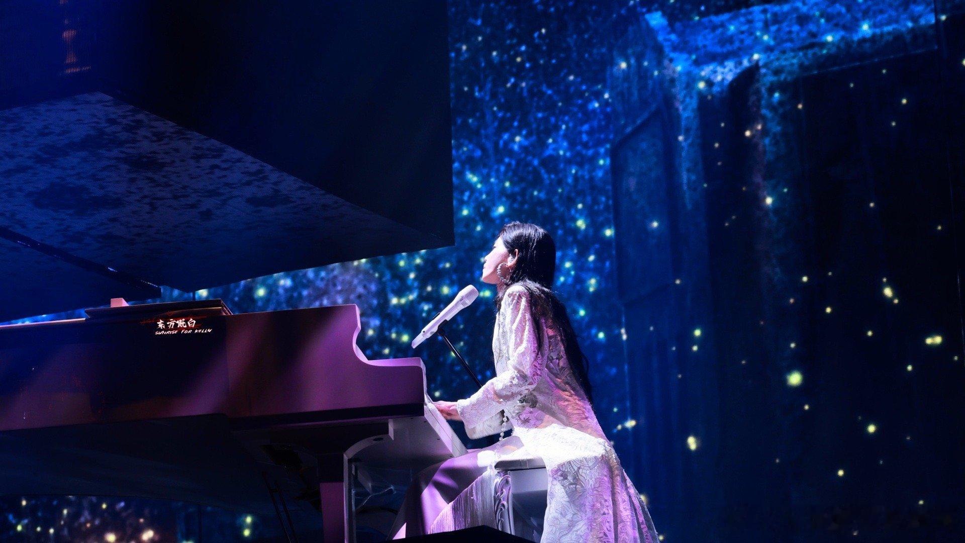 #一张票看三场于文文演唱会# 于文文「拾光」演唱会深圳启航，魅力爆棚！弹唱《女孩