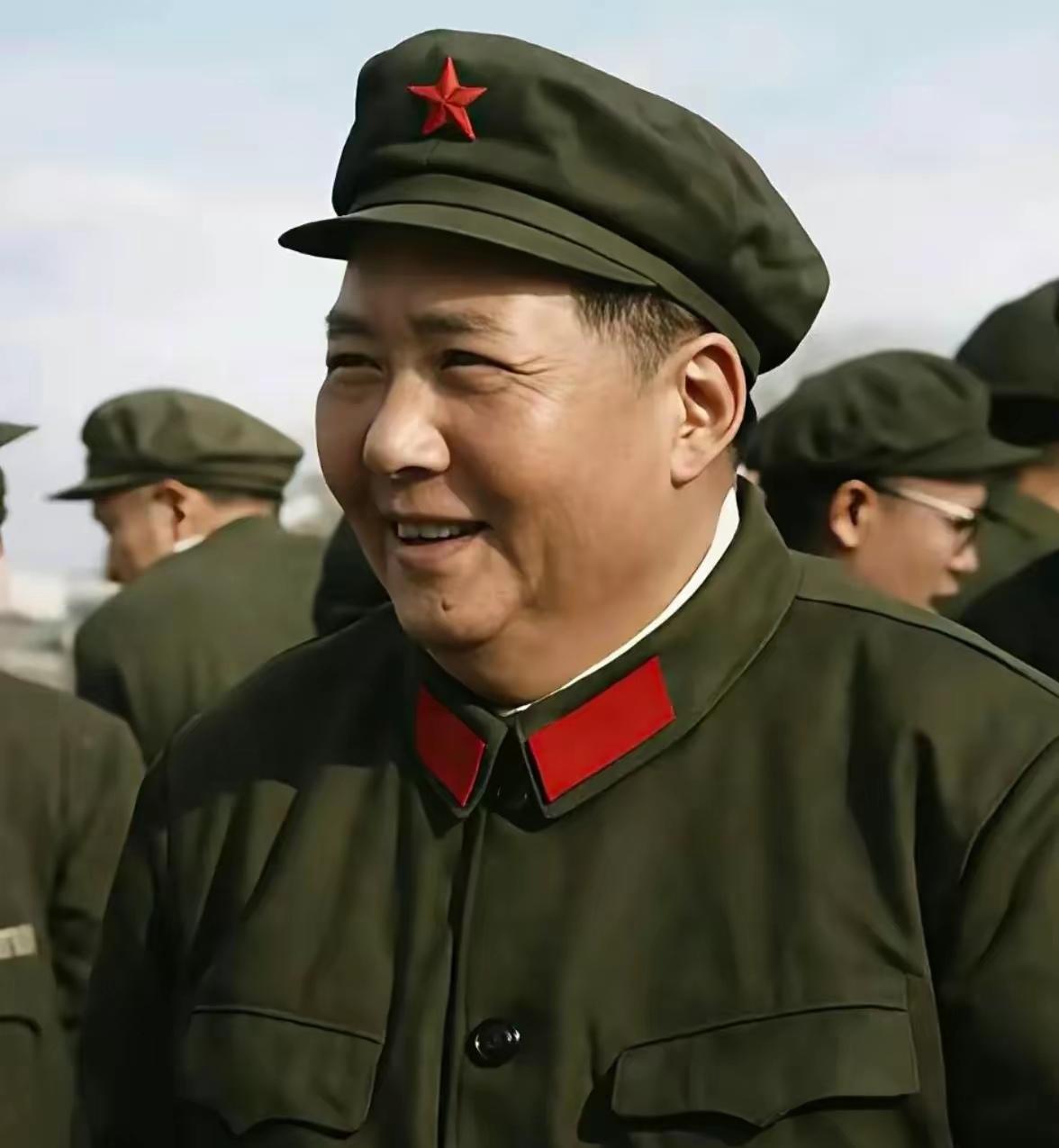 戎装在身，人民在心。泛黄的照片里，他身着朴素的军装，红五星与红领章格外耀眼。目光
