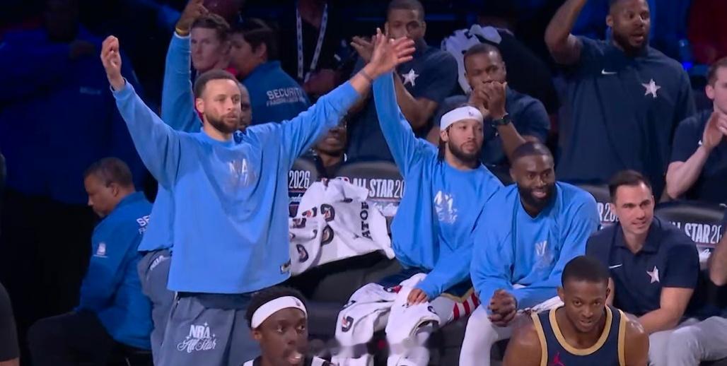 这波进攻直接让替补席的詹库起立欢呼！小卡火力全开，三分三连击再加中投，连轰11分