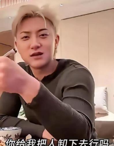 我有个亲戚之前在黄子韬家里做过保姆。
她说私下里的黄子韬简直和镜头前那个活泼闹腾