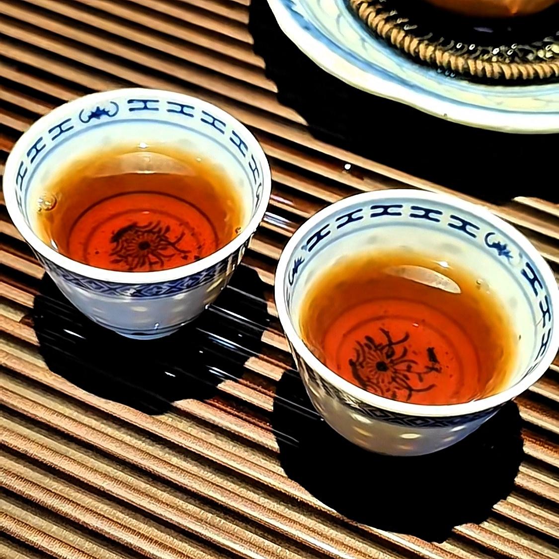 不潦草，不刻意，不将就，也不太讲究。我喝茶的态度呢，大概就是这个样子。

不潦草
