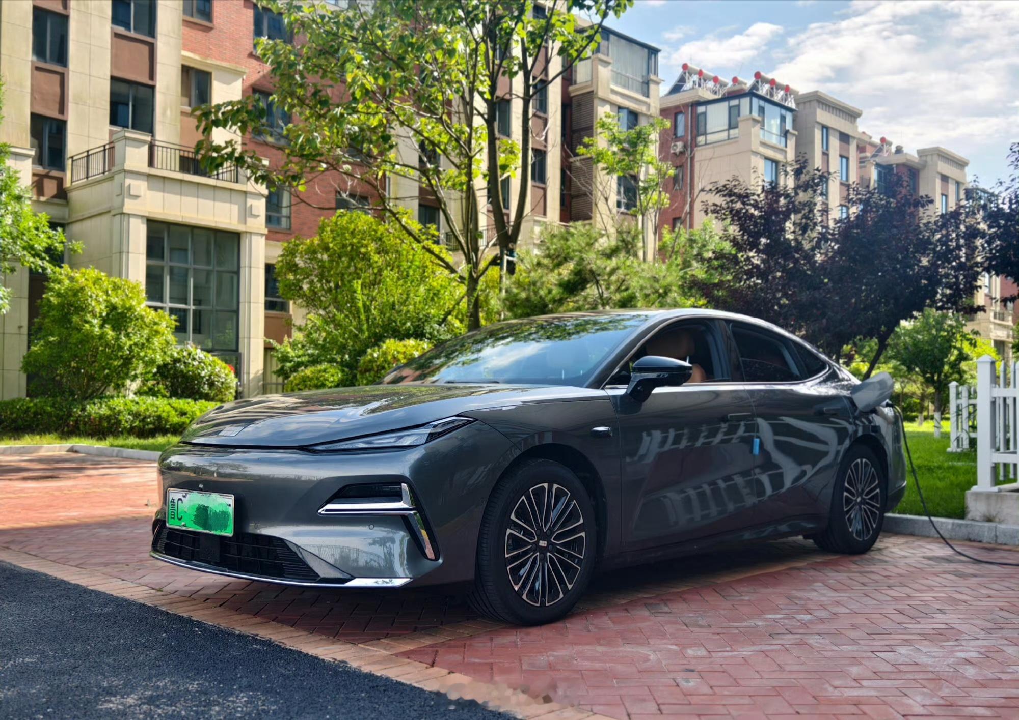 全域AI能给汽车带来什么近几年去参加发布会，出现频率较高的词语是“AI座舱”“A