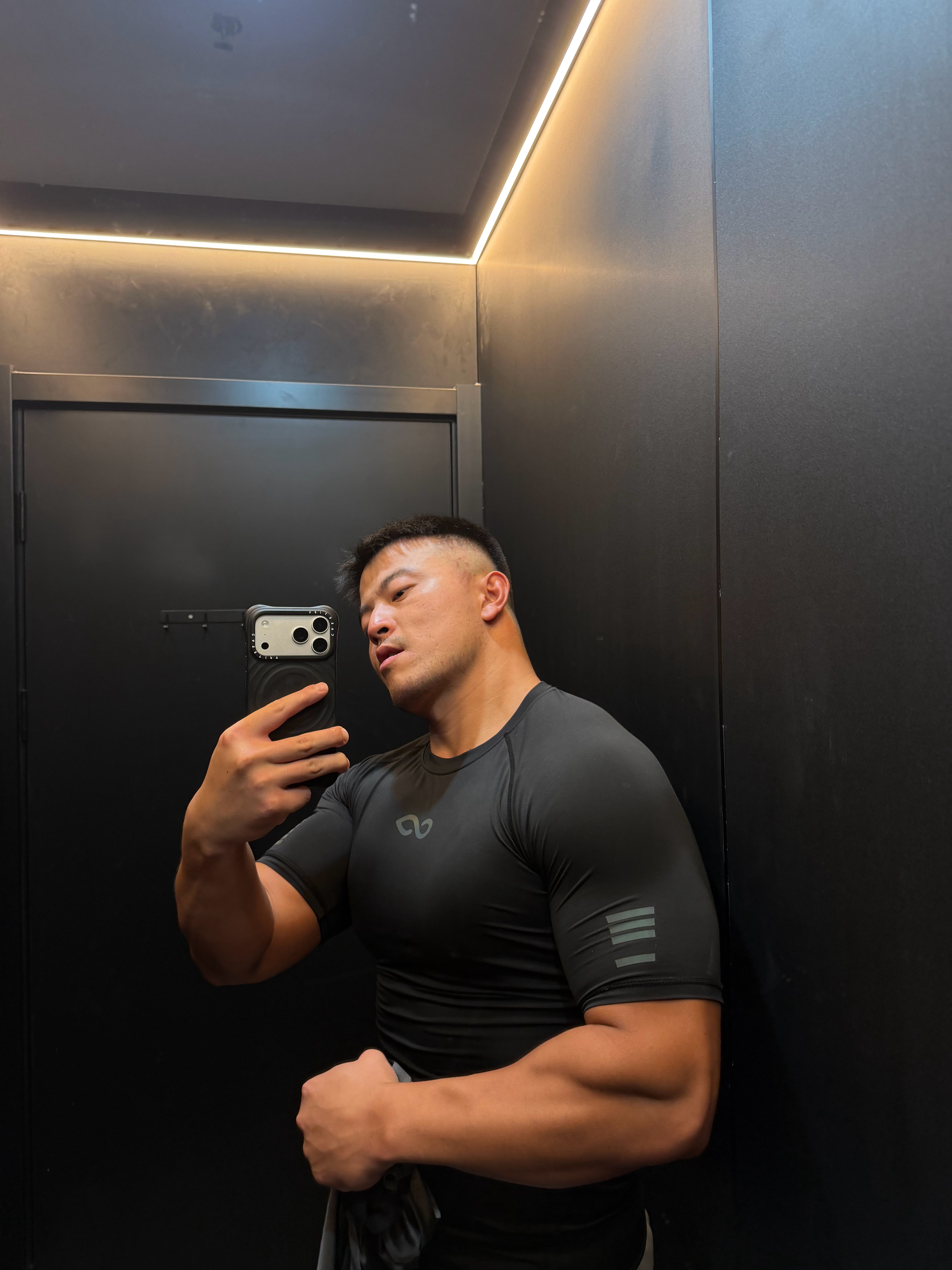 今天很厉害的！120kg做了5组！每组8个！嘻嘻！朱自觉果然还是棒棒呀！👍🏿