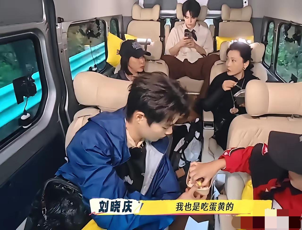 谁懂啊！刘嘉玲把蛋黄当“垃圾”丢，何赛飞仨人抢着要的名场面，简直戳中了饮食观念的