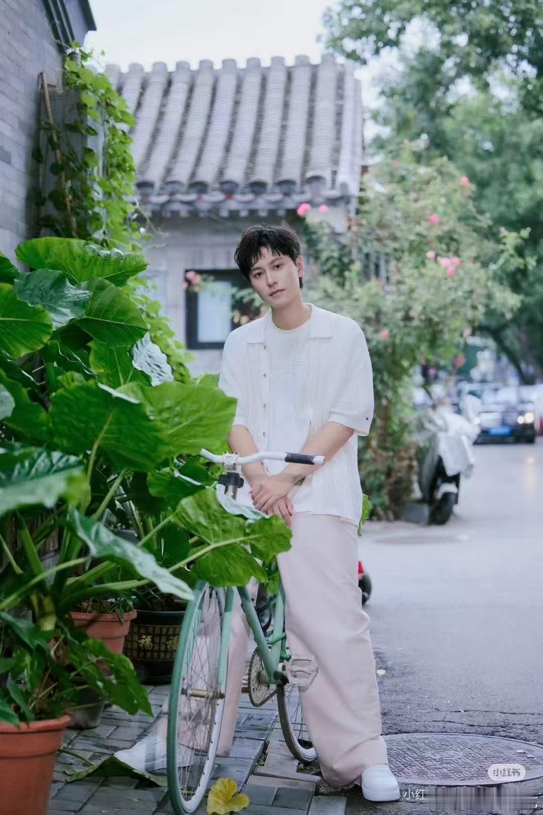 感觉秦俊杰挺聪明的，早早成功转型，现在走的路线很适合他，现在市场不景气，还能同时