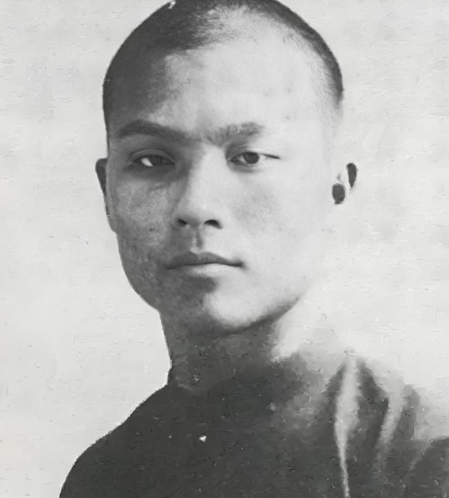这是台湾地下党员张志忠年轻时的照片，他被捕后受了4年酷刑，妻儿也为他而死，国民党