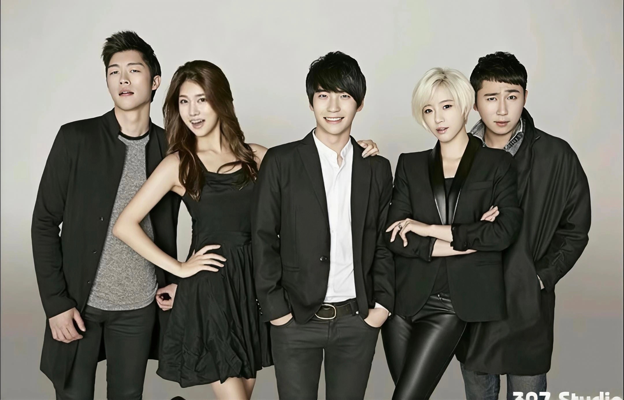 投稿【咸恩静】白发咸恩静和大学同学的合照（图中另一位长发女生是T-ara的前成员