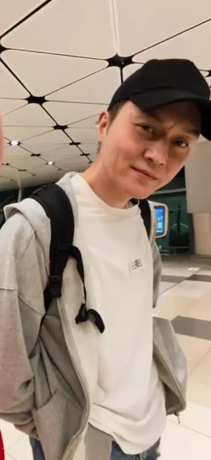 张智霖回香港被偶遇，身边没工作人员看着好累，55了仍又帅又年轻！ ​​​