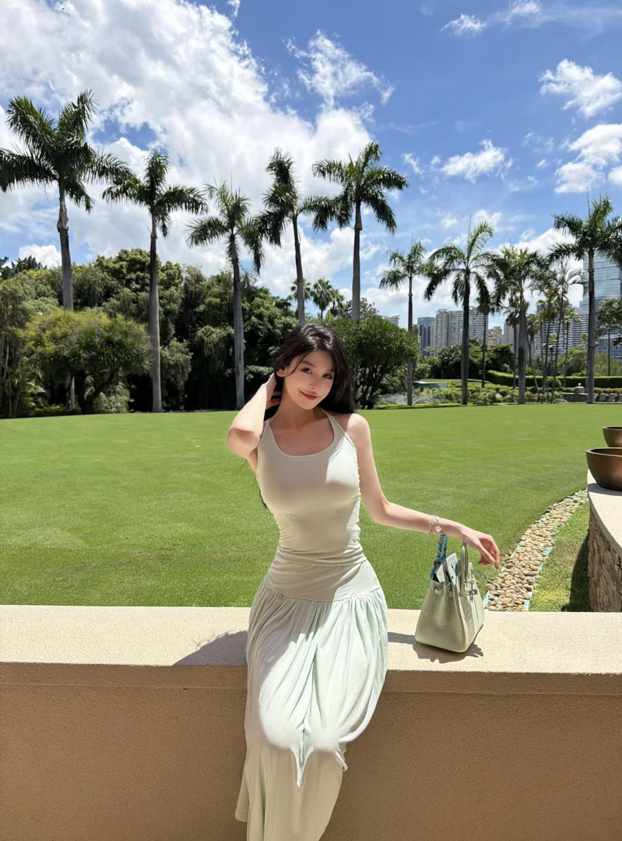 阳光明媚，绿草如茵