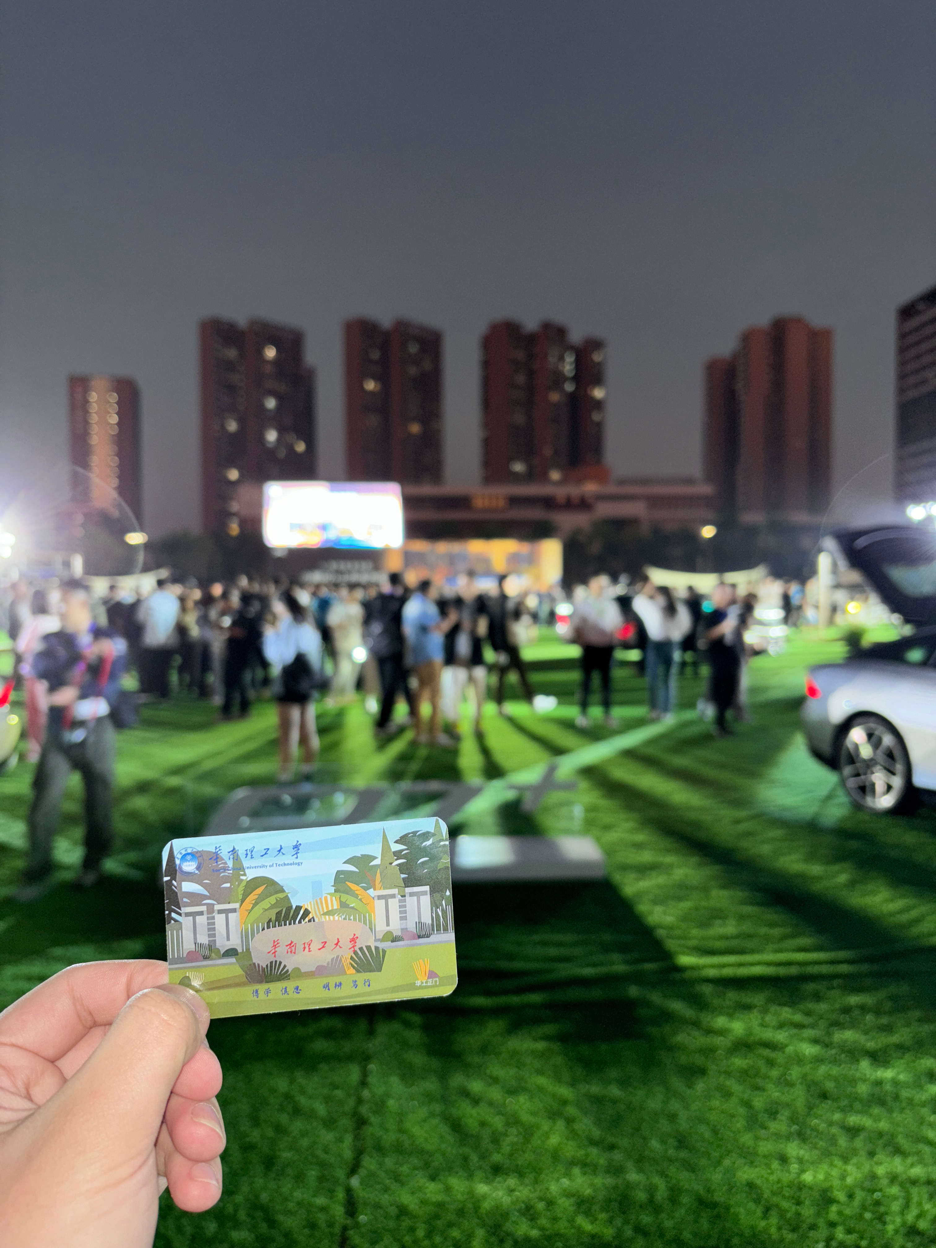 #小鹏p7+太火了##小鹏p7+# 上市发布会场馆外好多人～小鹏P7+预售已创小