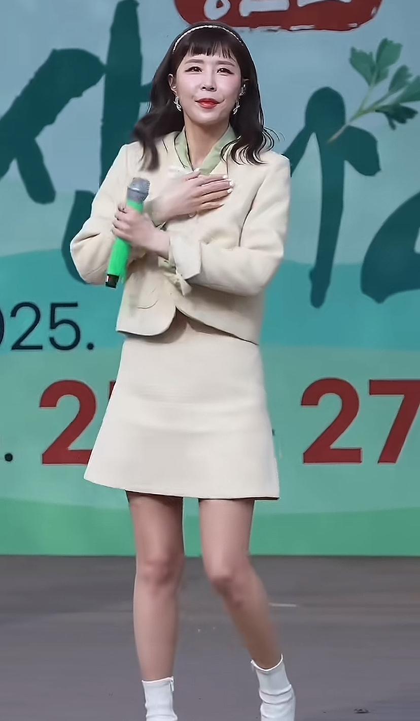 中国演员整容不敢承认。
韩国演员整容，是公开的事实。
所以韩国人都见怪不怪。
不