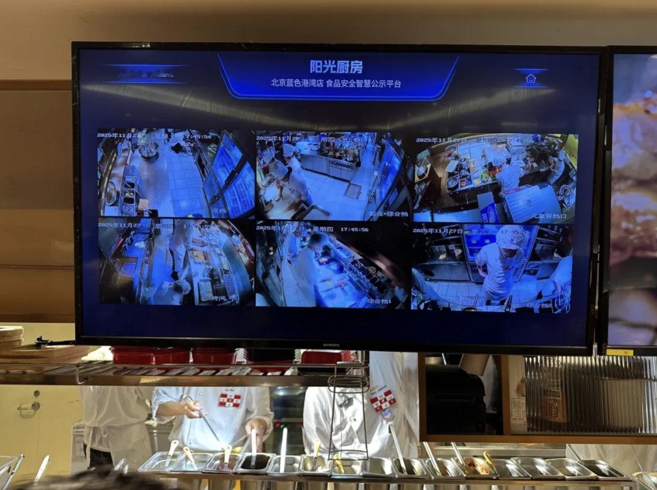 【】12月1日，西贝门店升级食安措施，全面落实“阳光厨房”政策，通过门店电视屏幕