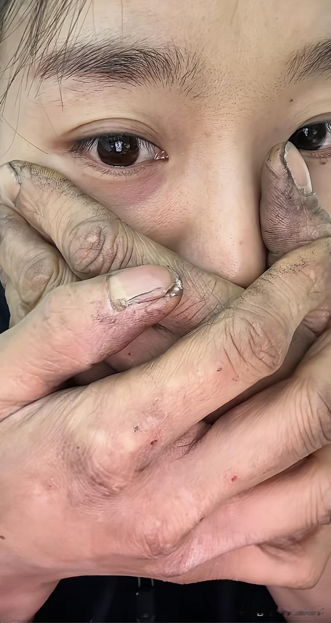 作为一个女人不靠亲戚，不看朋友，全拼自己的双手，这难道有错吗。
   现在有几个