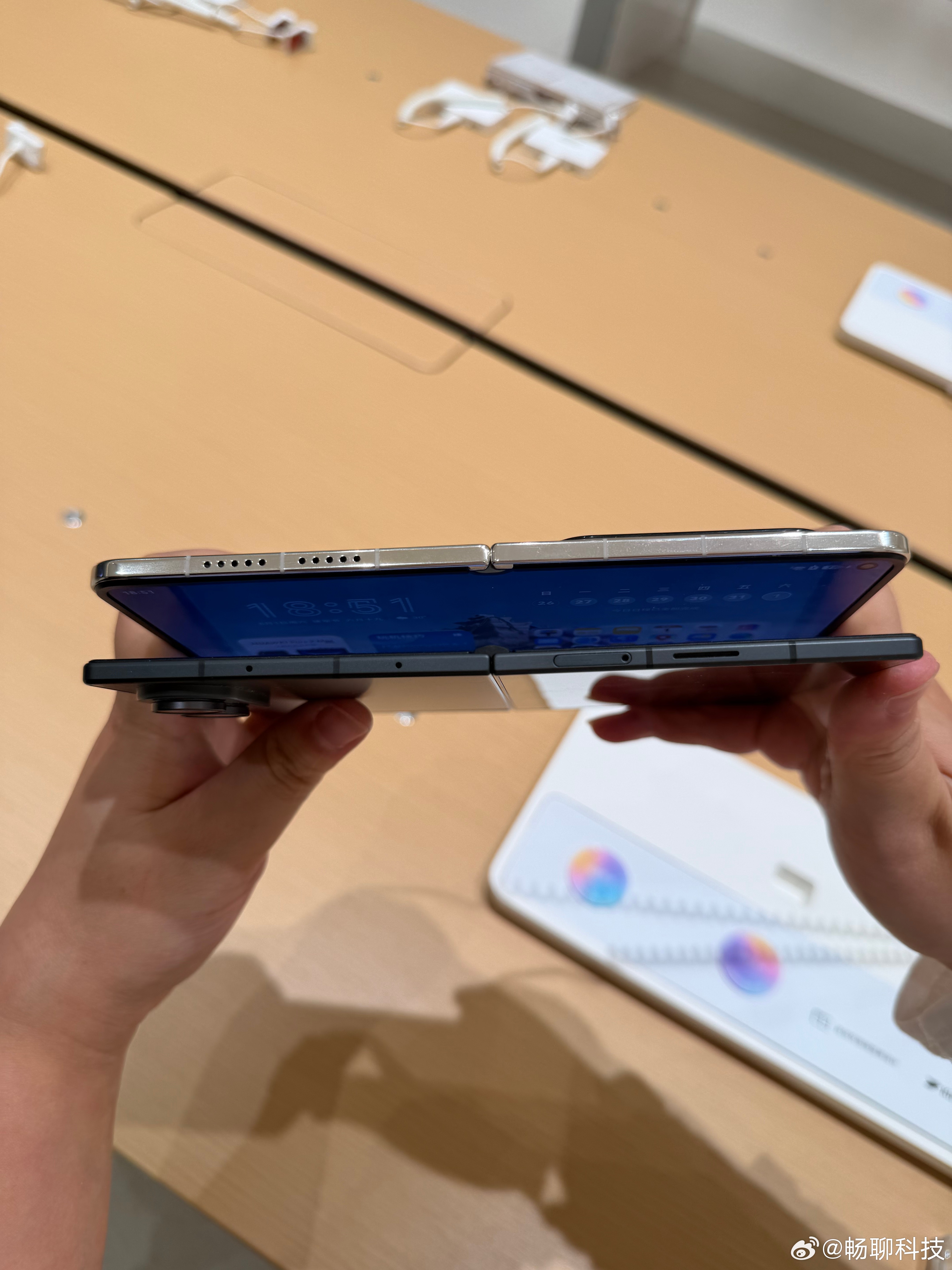 我嘞个乖乖，菊花厂的同档次折叠屏比三星 Fold 8“厚”了好多，而且手感也比不