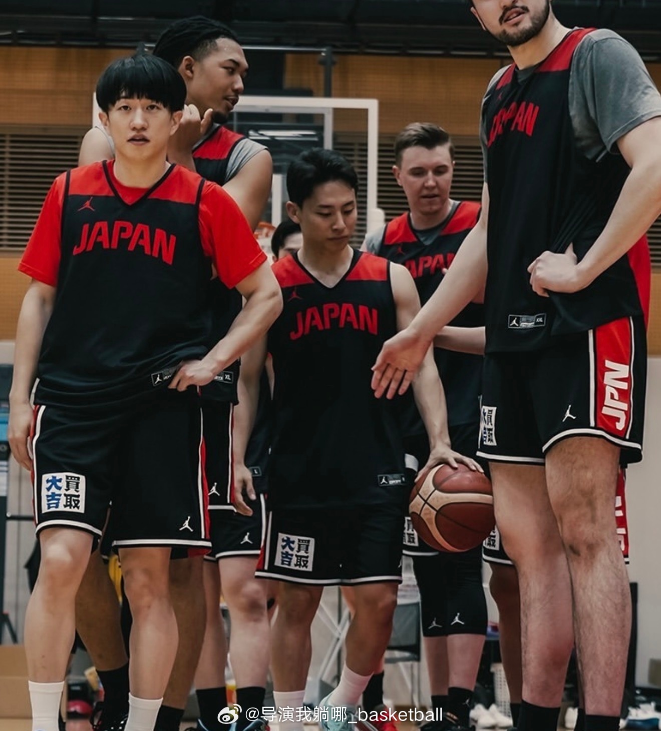 这小河村在日本男篮已经有点大哥的意思了，冷知识：他和八村垒还没有帮助日本男篮在亚