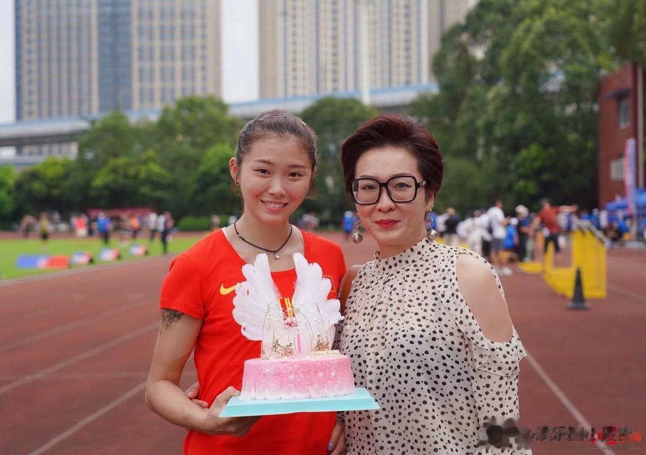 做运动员为了什么？为国争光这一点发自内心还是发自外部表达我们不可能深究，但成为各