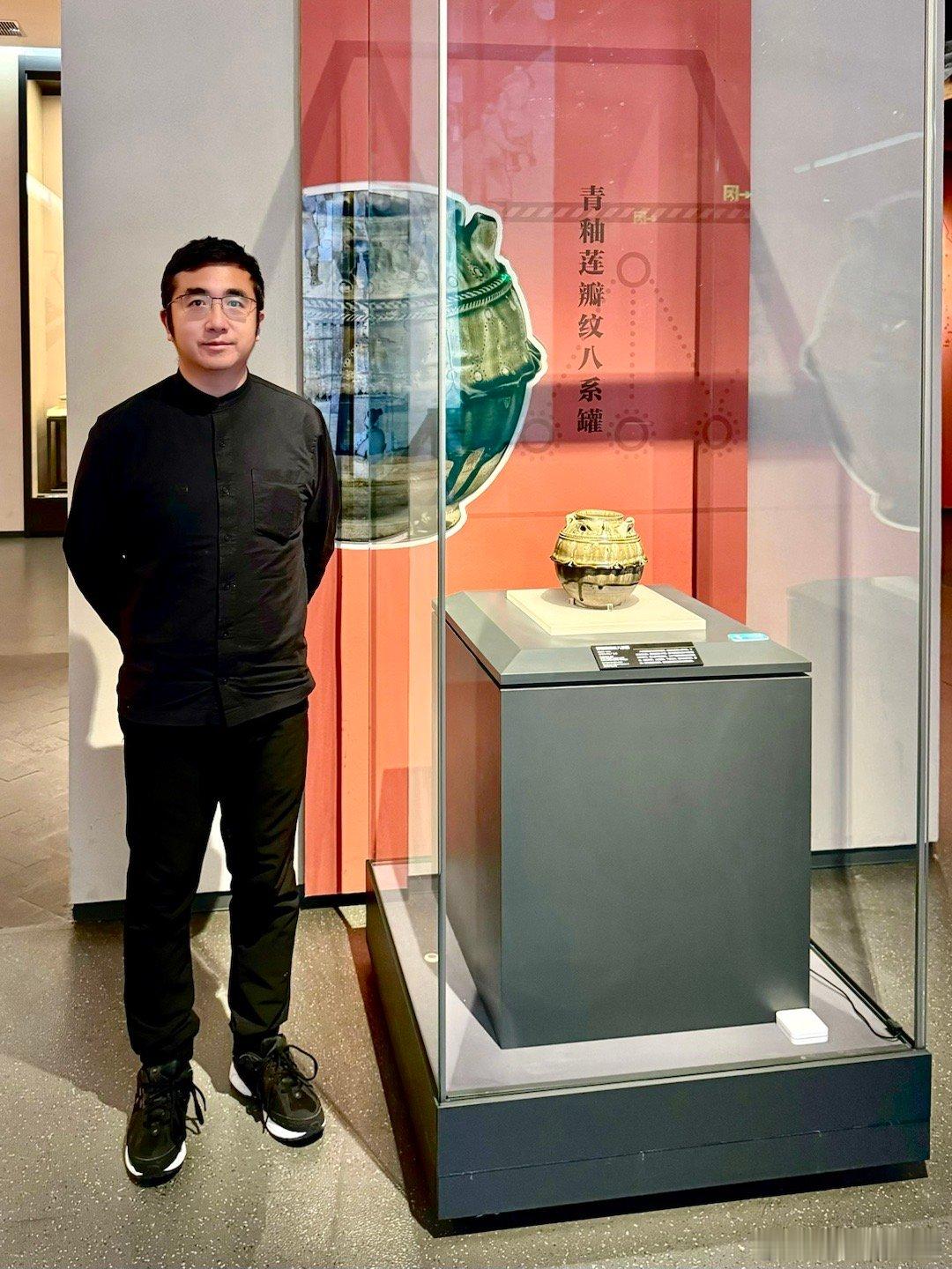 盐城博物馆镇馆之宝有三个，首先是隋代青釉莲瓣纹八系罐，外边半釉，内部满釉。是隋代