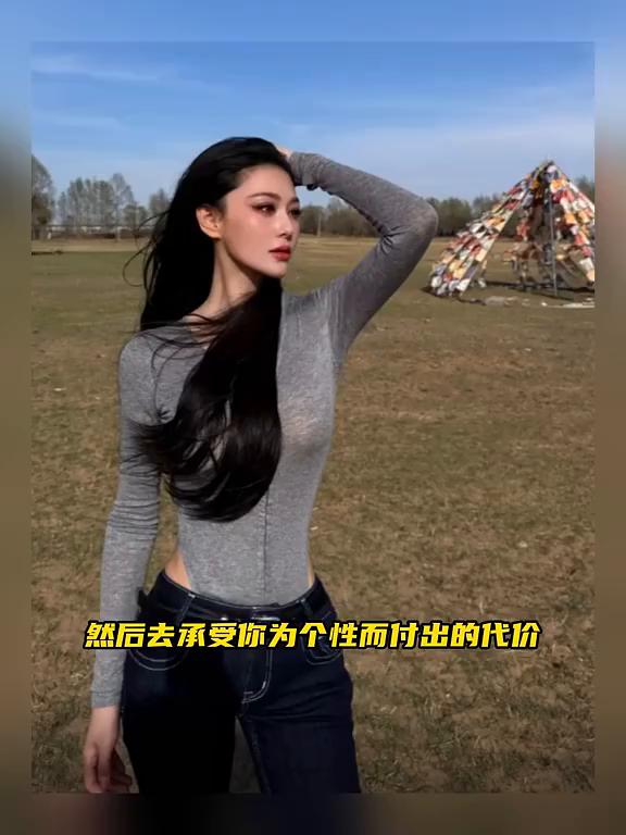女孩子们总是这样看着如此脆弱，但又百折不挠。像柳条，以为它不过是树枝，一折就断，