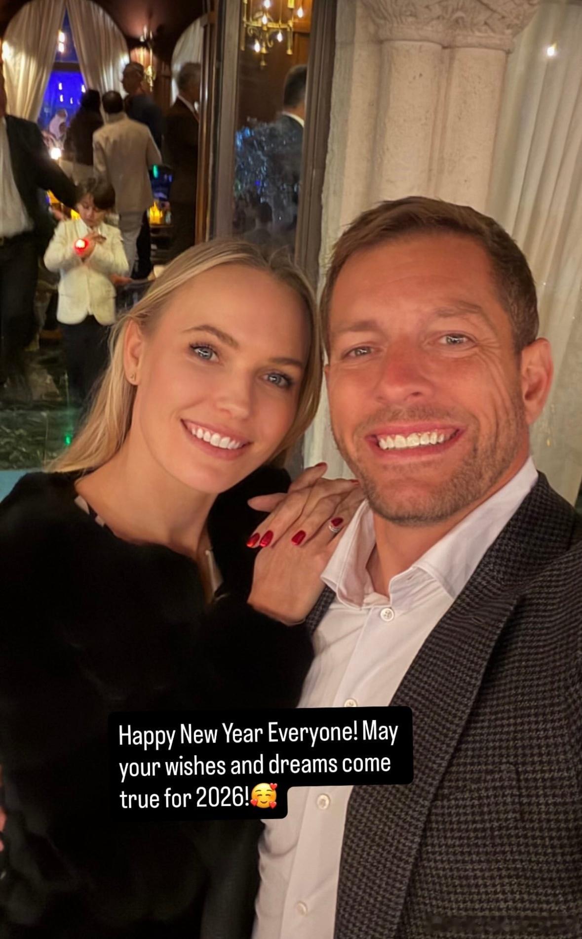 沃兹尼亚奇❤️大卫·李！这对夫妇祝大家2026新年快乐！Caroline还是那么