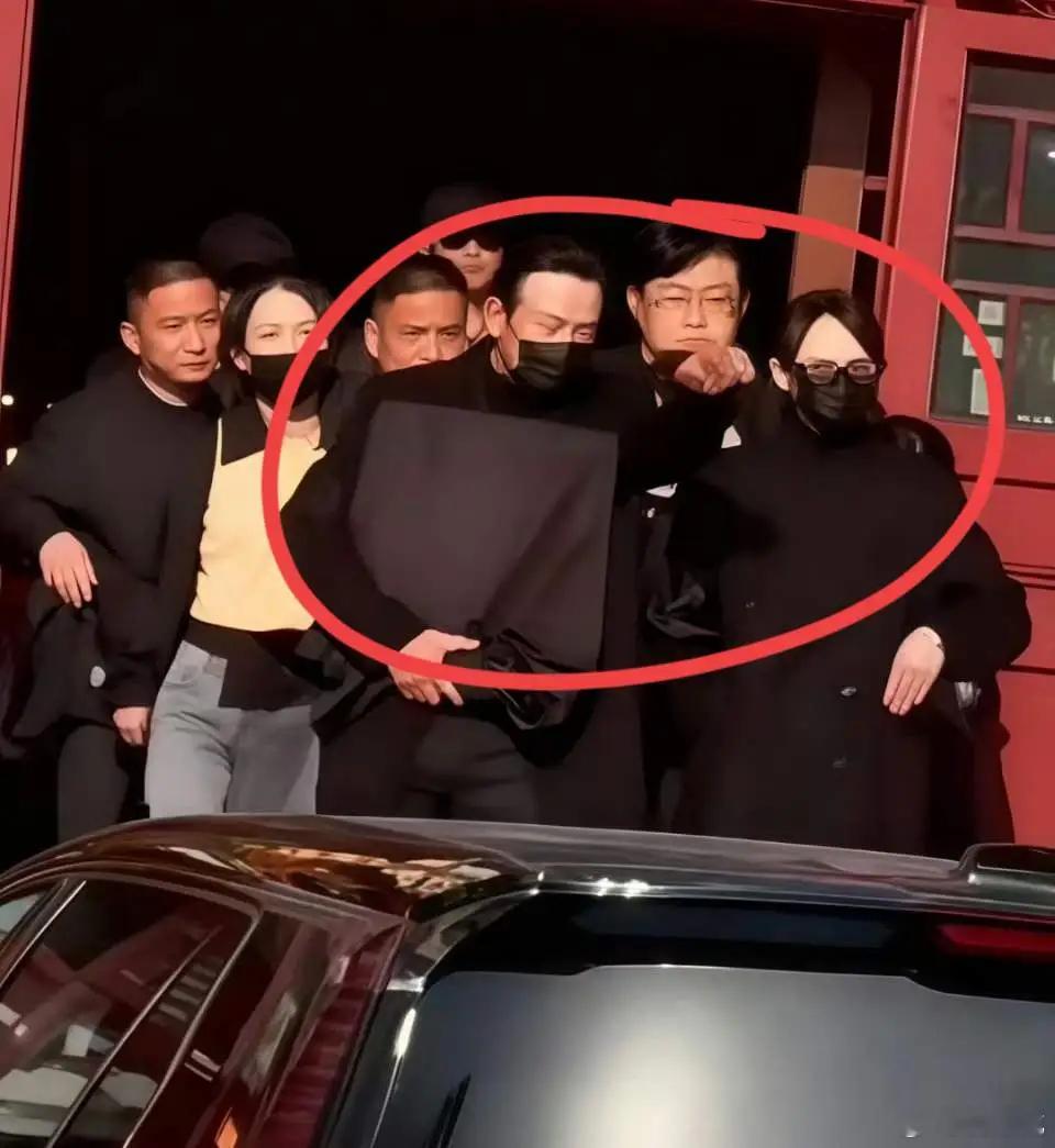 罗晋唐嫣离婚谣言不攻自破吧，罗晋父亲出殡，唐嫣也在啊，什么她坐标在上海，离婚实锤