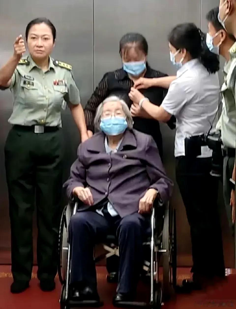 这是毛主席的女儿李敏，最近的一张照片，镜头中的她坐在轮椅上，带着口罩，头发花白，