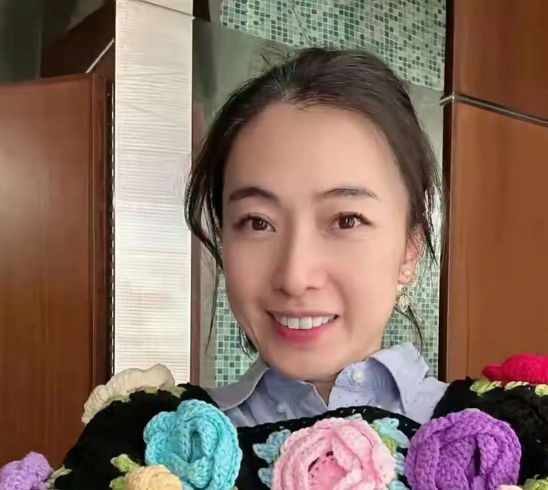 甘比真的很奇怪，作为香港顶级富太，不爱爱马仕，不爱香奈儿，不爱LV,唯独钟爱纯手