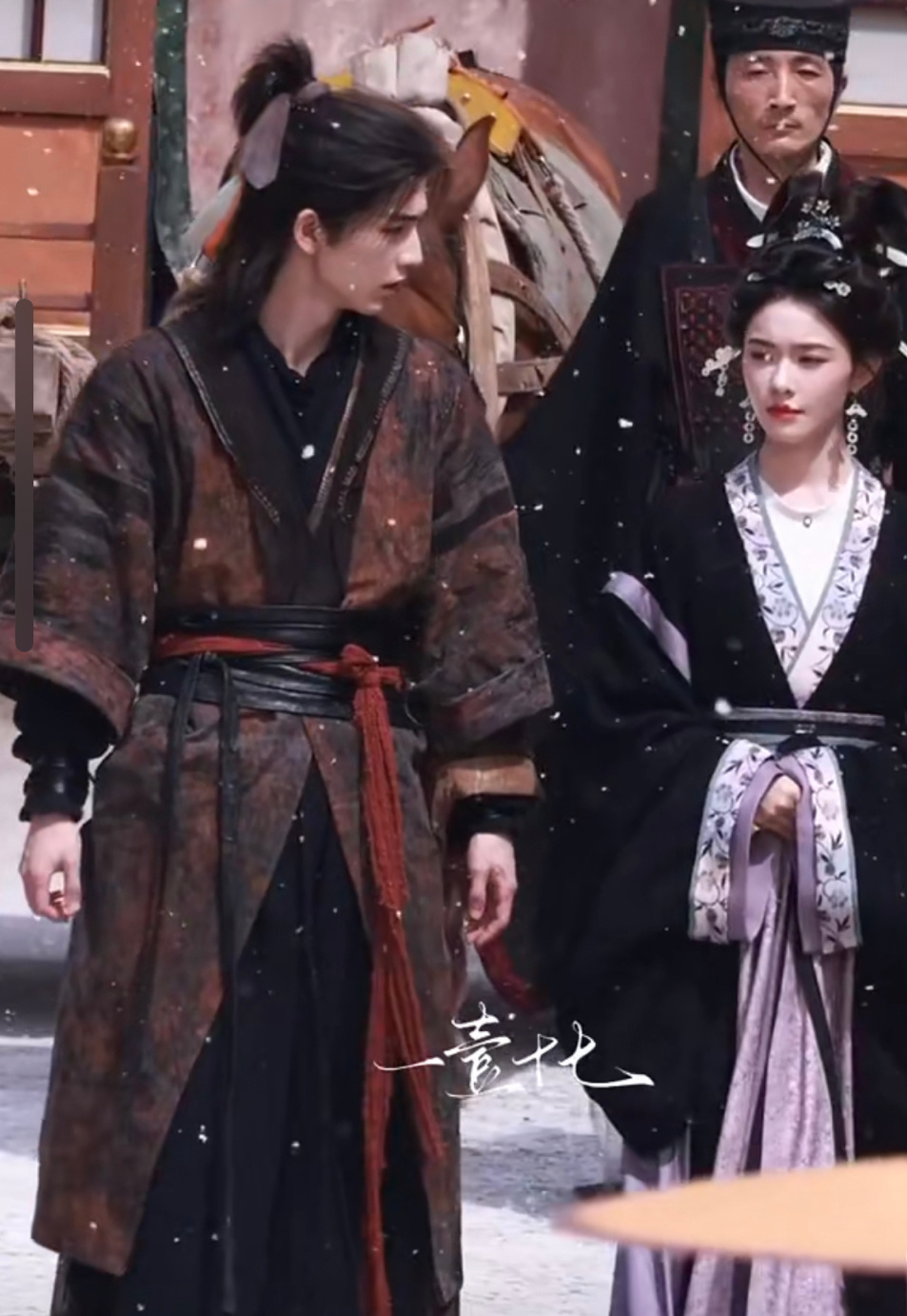 张凌赫、林允《归鸾》今日最新路透，雪中漫步好有氛围感