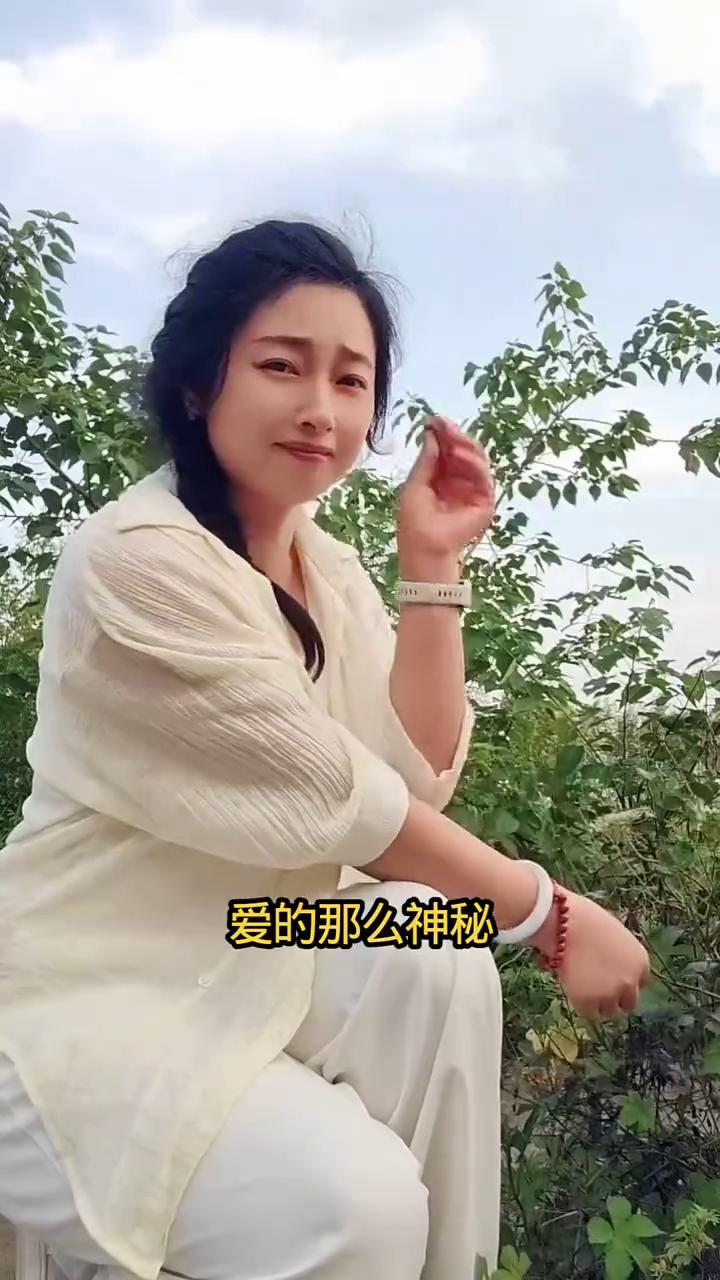 你始终出现我梦里，爱的那么神秘，想你的时候感觉是那么的甜蜜，就像春风掠过心底。
