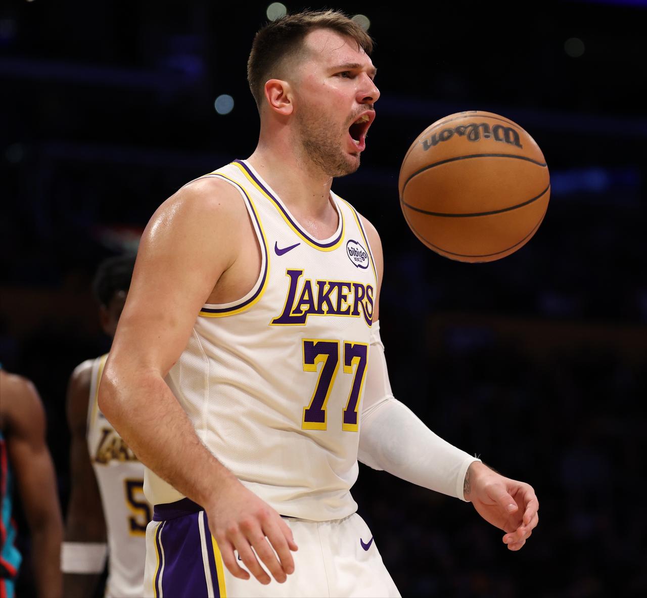 这是湖人队？半场三分20中12，轰81分！

东契奇6中5，拉拉维亚3中3，文森