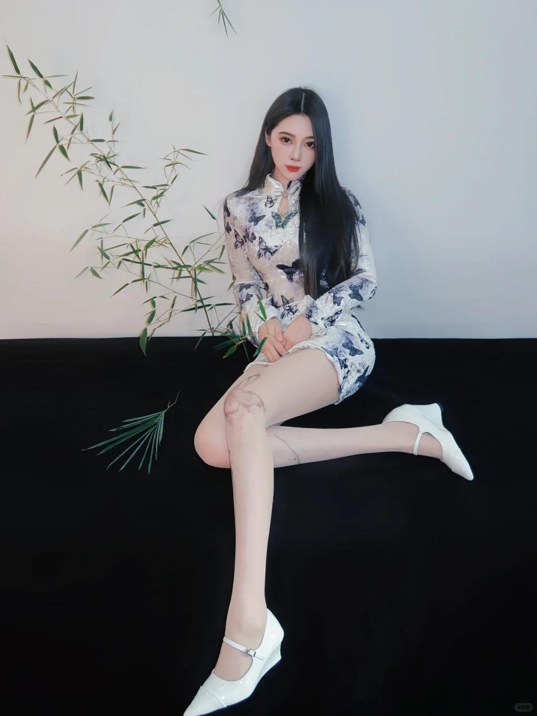 黑长直和旗袍适配度🎋
真的好喜欢我的头发，今天拍的室内，摘了一小节竹子做道具，