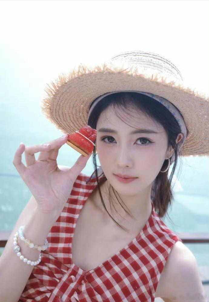 一眼看出白鹿自己化的妆 是请不起化妆师了吗？经费都用在跑男选美上了