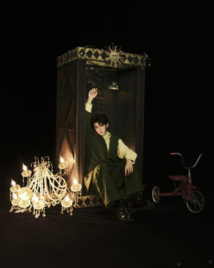 马嘉祺绿西装诡谲九宫格马嘉祺更新写真九宫格，绿西装造型演绎复古诡谲大片。老式复古