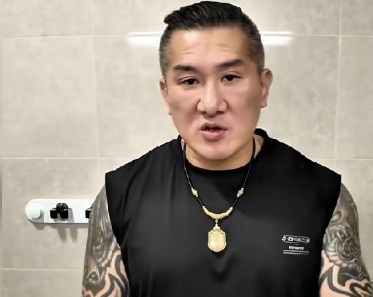 台湾网红“馆长”陈之汉挺有意思。他原本是海军陆战队职业军人，退役后经营“成吉思汗