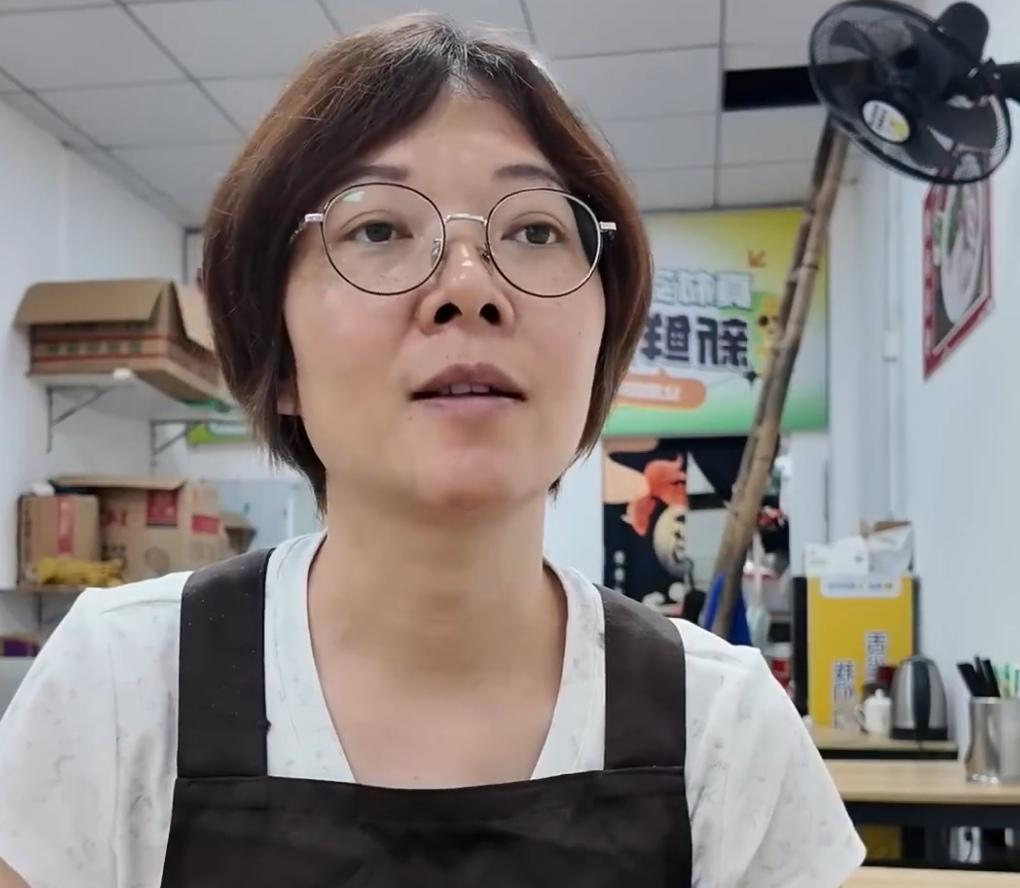 明明店铺一直在亏损，这位80后老板娘却坚决不肯关门，背后的原因看哭了不少网友。