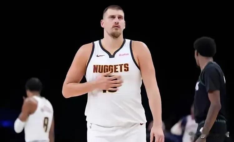 掘金vs开拓者可以说是本赛季最黑暗的一场球了，第四节所有吹罚均有利于开拓者。
