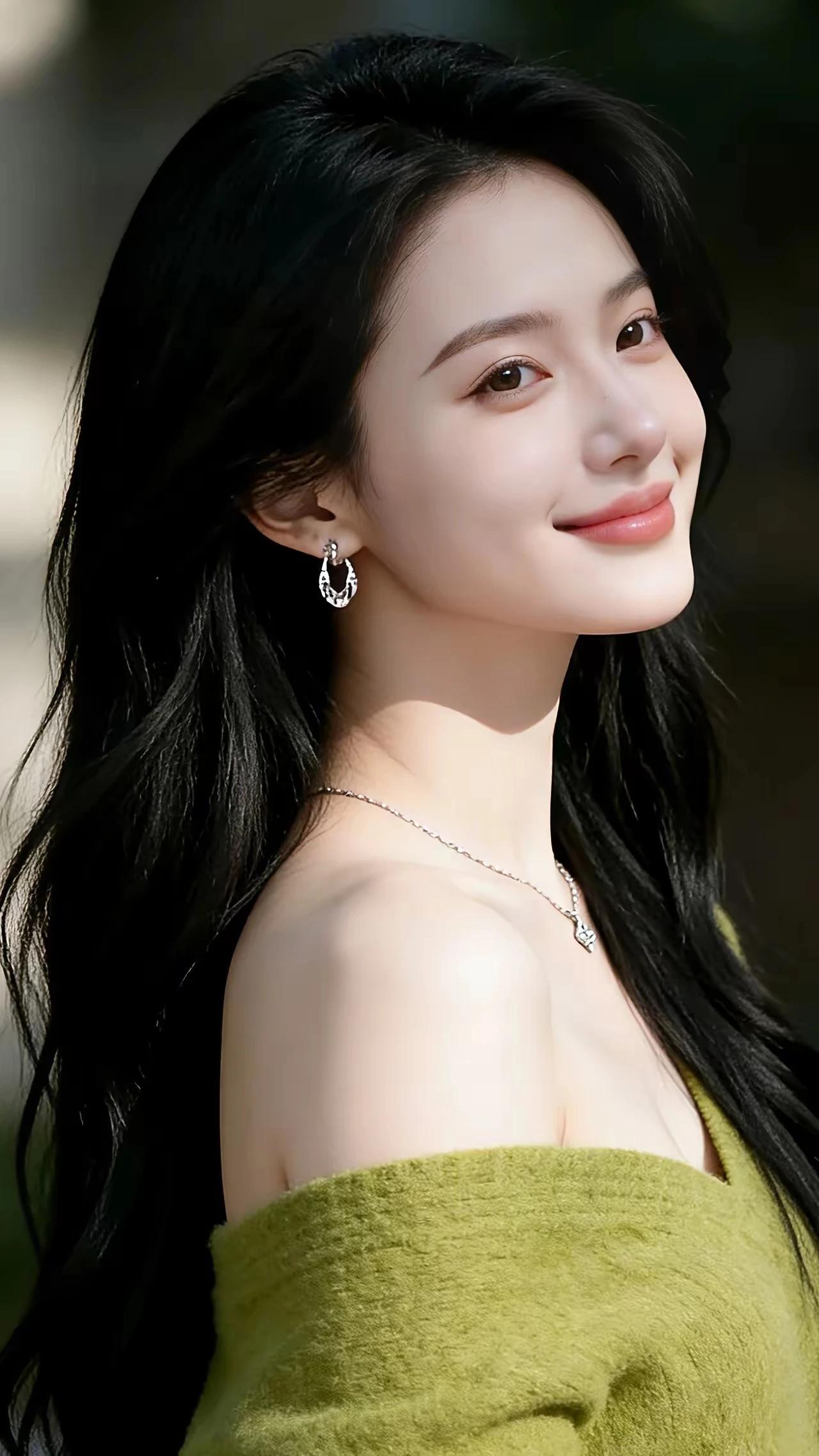 嫣然一笑美娇颜，
万般温柔落眉间，
从容优雅惹人怜，
翩若惊鸿若天仙。