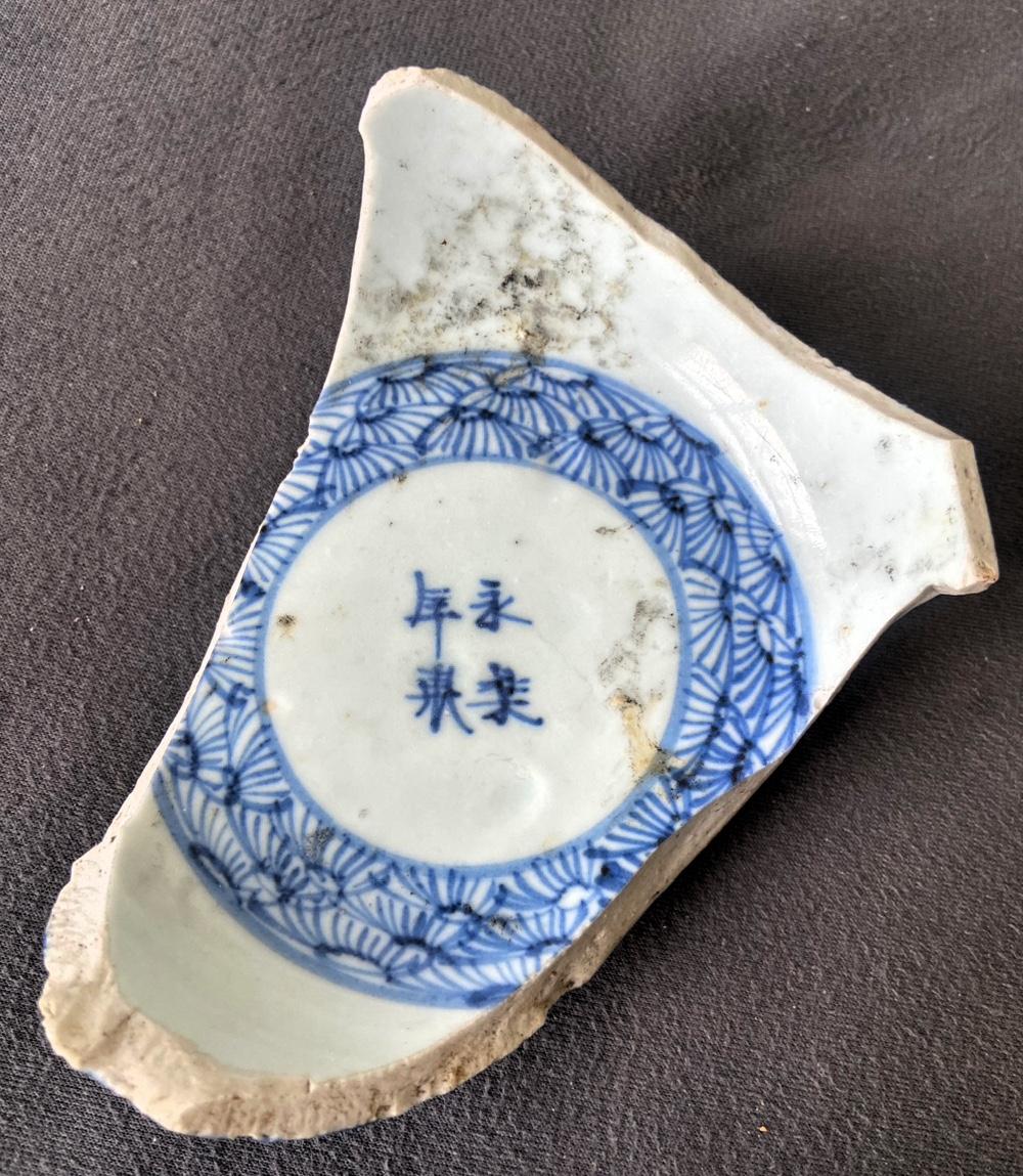 民窑青花残片里的清代市井美学

破碎的瓷片，本是窑场的弃物、时光的残迹，却在后世