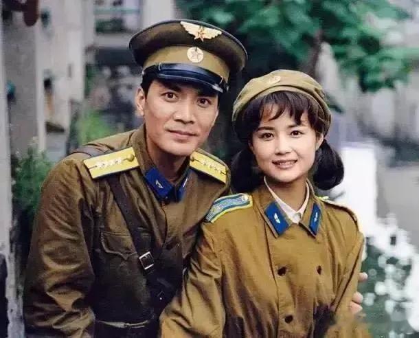 说他俩是半路夫妻谁信呢？明明是再婚夫妻却处的像热恋情侣，明明是老夫老妻却过的像新