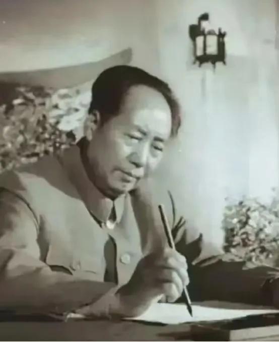 毛主席说：“战争年代是我们离不开群众，离开了群众，我们连脑壳也保不住，就像鱼离不