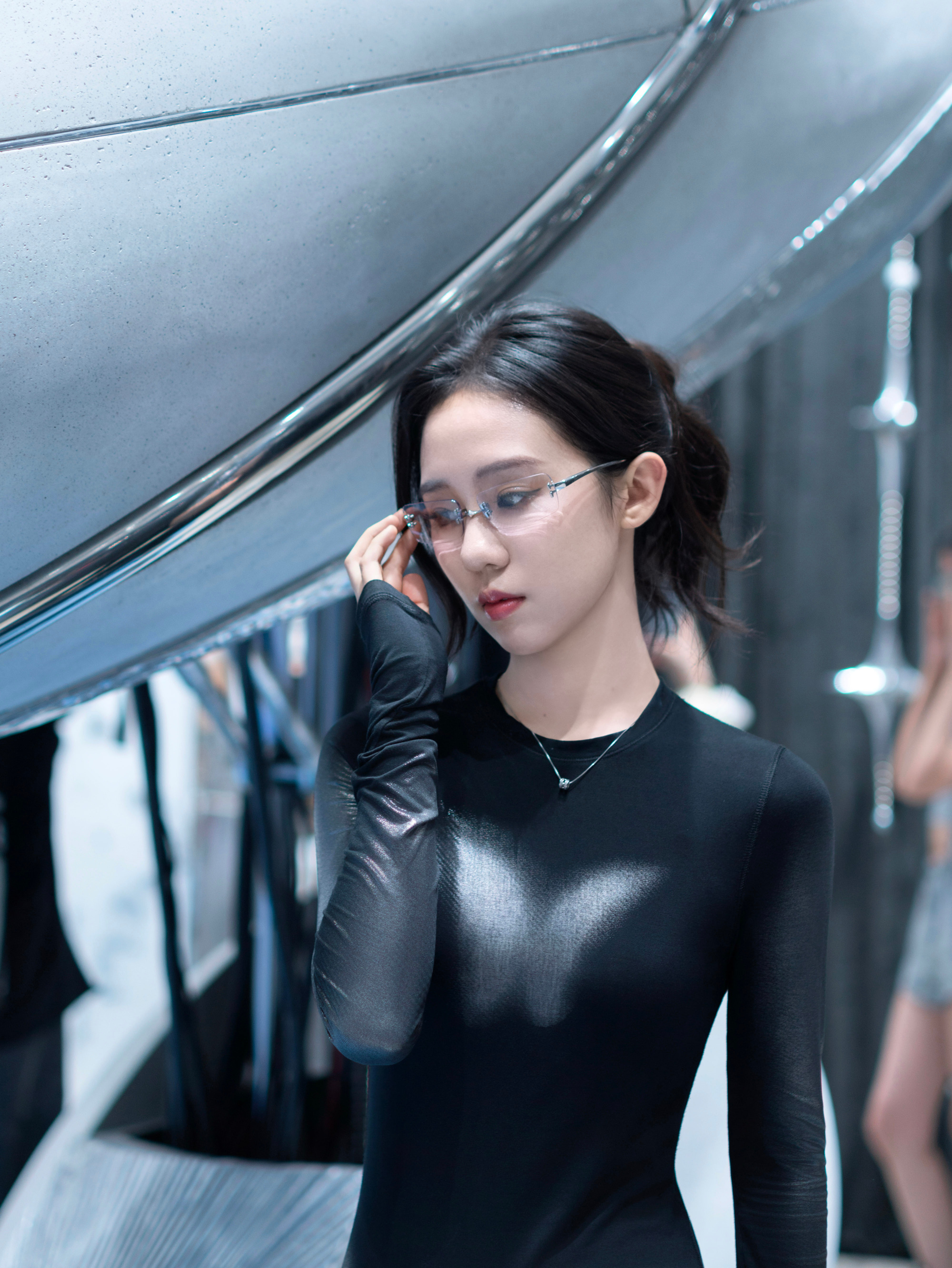 演员栾熙活动穿搭，时空感先锋视觉，眼镜紧身黑衣未来感穿搭美学。 ​​​