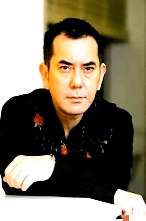 把黄秋生和张敬轩放一起聊，这事儿就挺怪的。
 

一个香港土生土长，一个内地读完