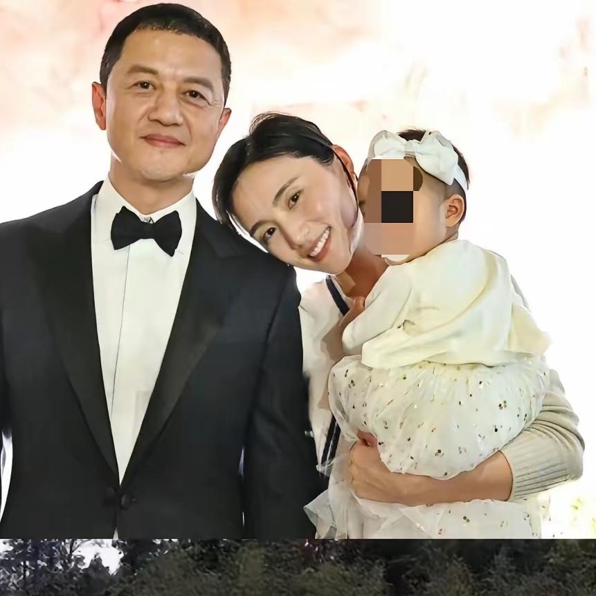 李亚鹏这事儿真是给男人们敲了警钟：年纪大、长得普通都没啥，可千万别让老婆跟着你一