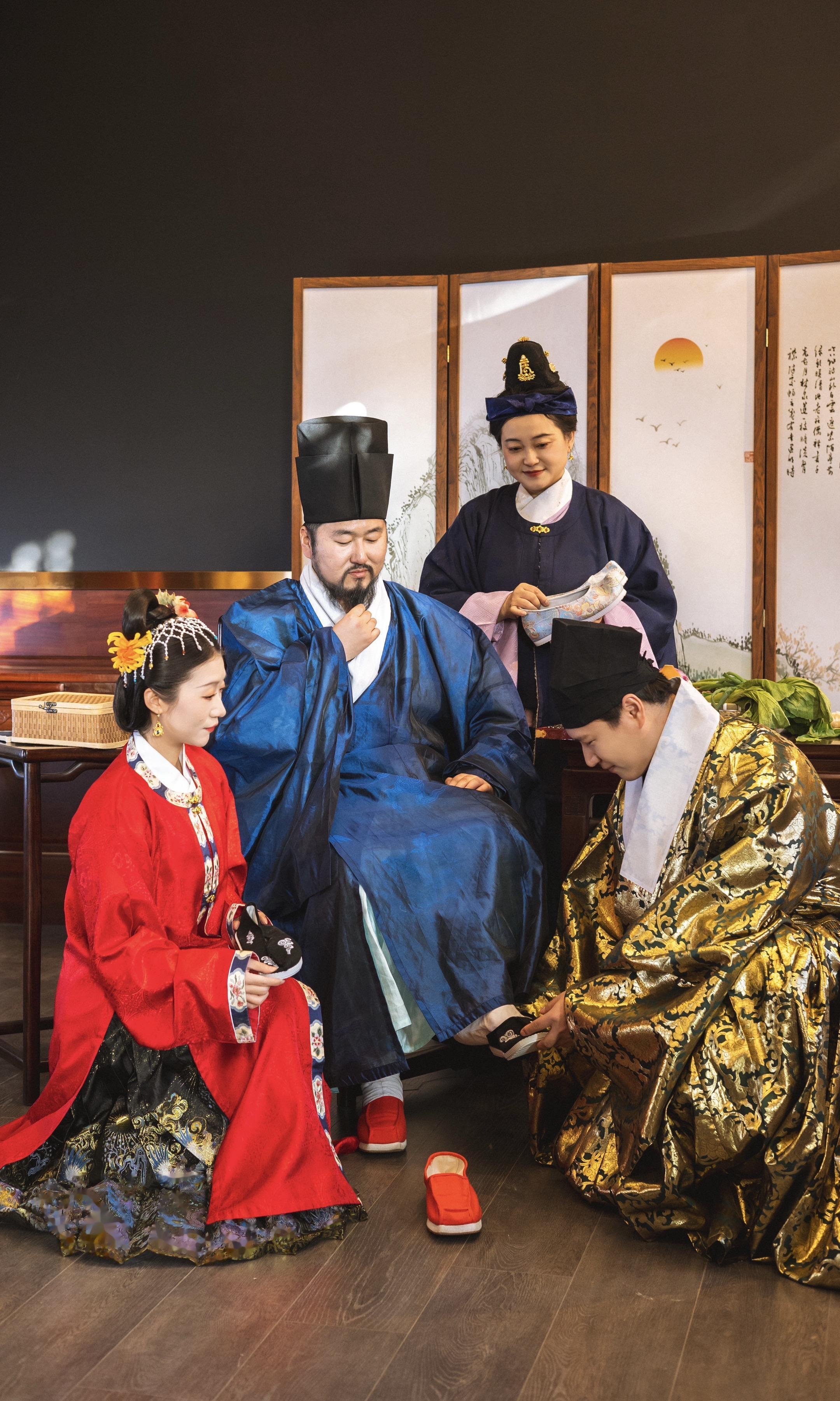 前一秒当“老子”下一秒当“臣子”之前拍了汉服群像，拍了几个“小剧场”...
