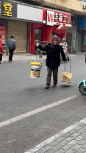 被大爷感动到了！83岁的大爷，挑着两小筐鸡蛋，从江南坐轮渡过来转坐公车交，到菜市