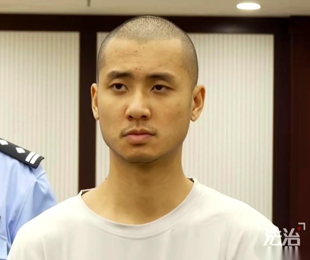 缅北魏家的公子魏清涛，从早前风光时烫着长发、被抓出境时留小平头，走到现在剃了光头