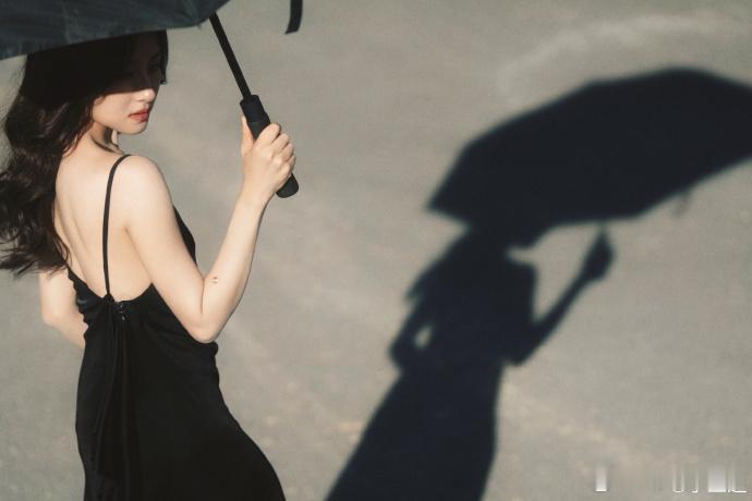 李兰迪吊带露背黑裙李兰迪吊带露背黑裙，完全就是姐感妹，好美啊李兰迪黑裙姐感妹