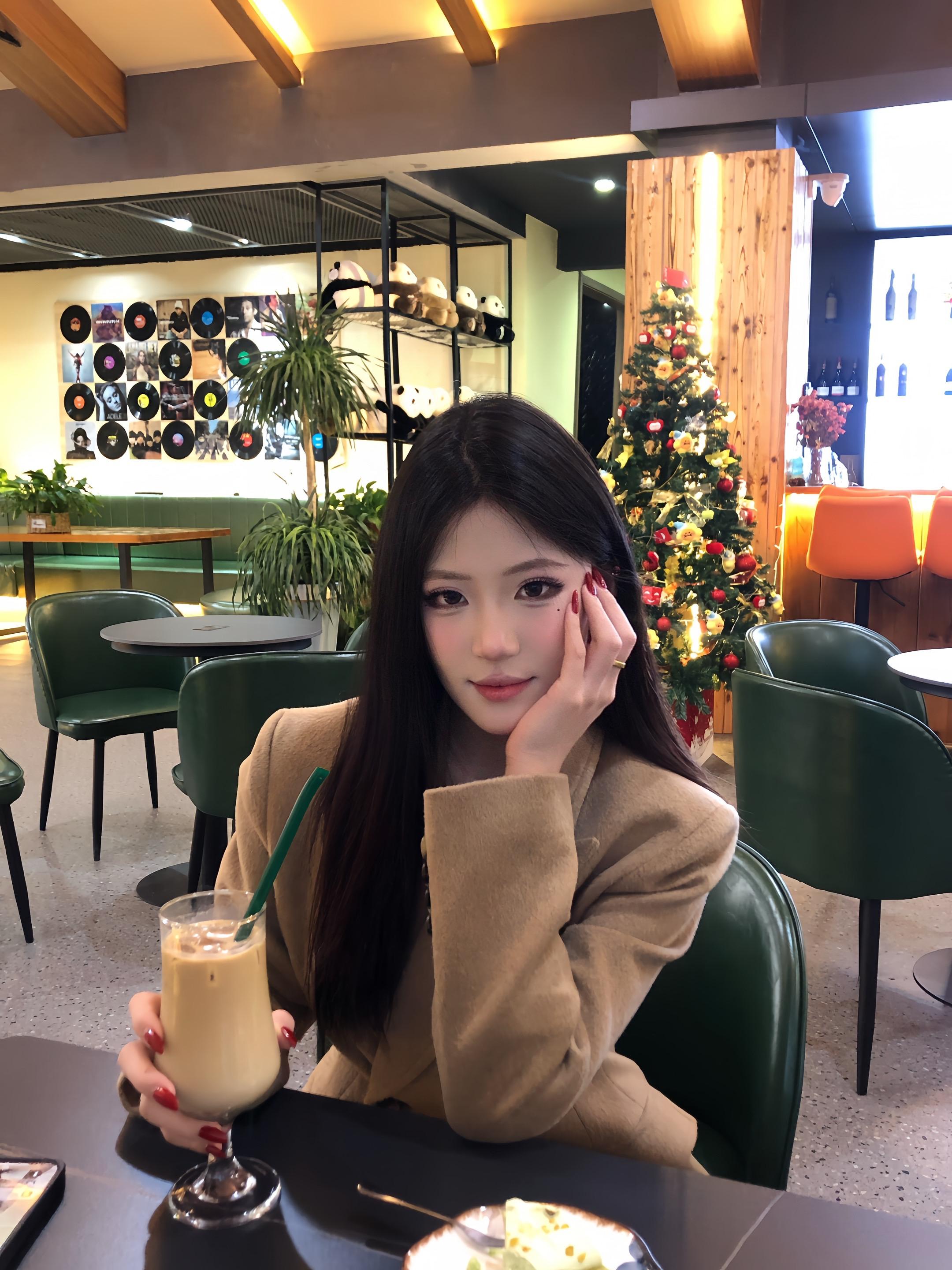 某天你开始发我看不懂的文案 下面多了一个女孩对你的调侃