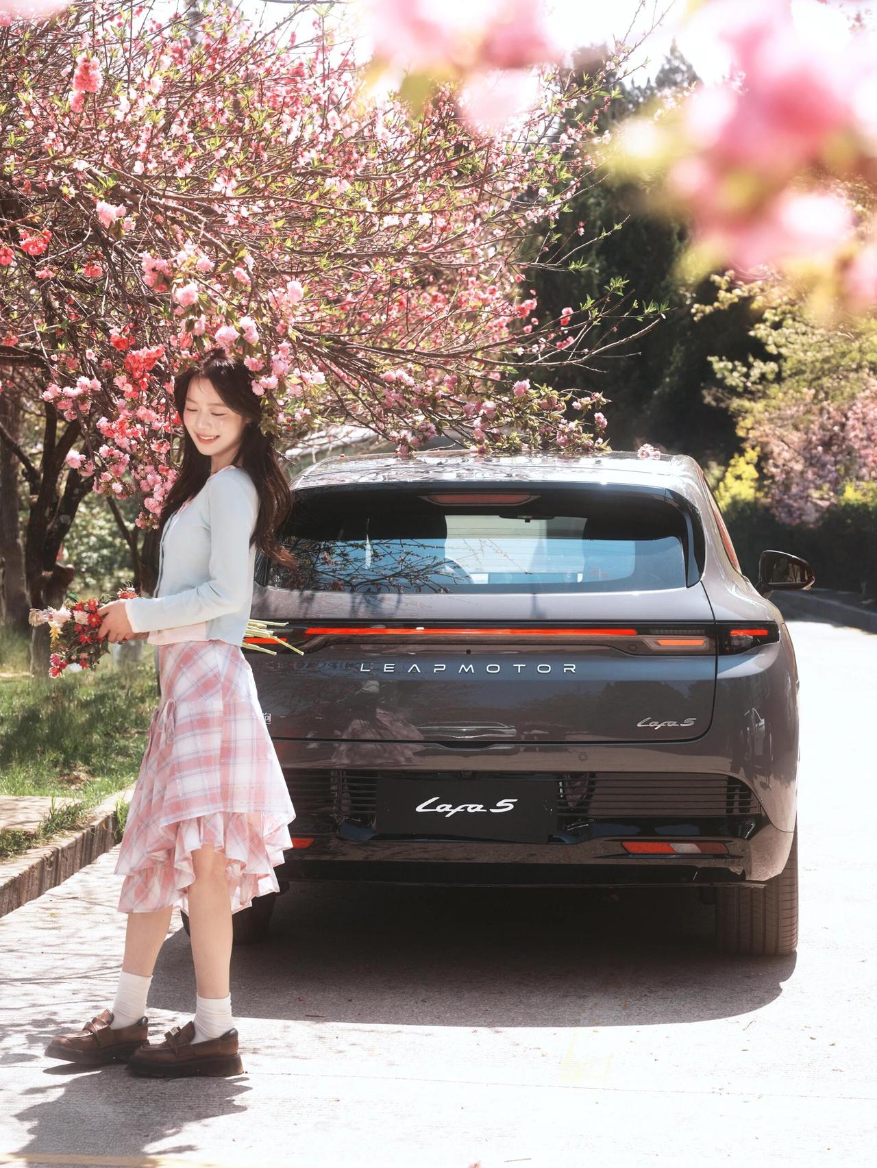 在人像创作时，当你把动态精准抓拍下来，那么人物发丝飘动、裙摆轻扬的瞬间，就能完美