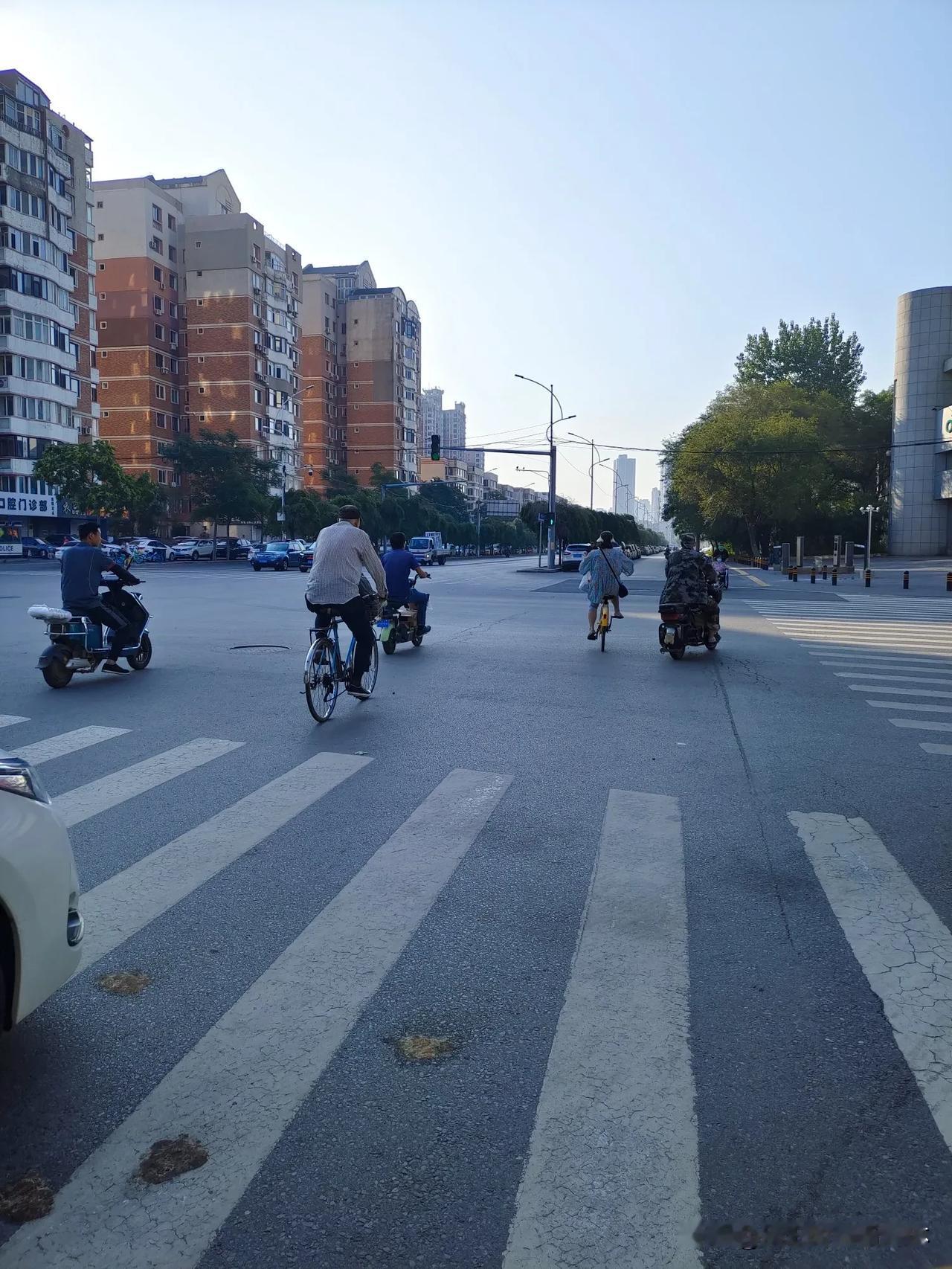 《😳这还是东北省会城市吗？周一早上咋没人呢？》

😳家人们，你们看这是东北省