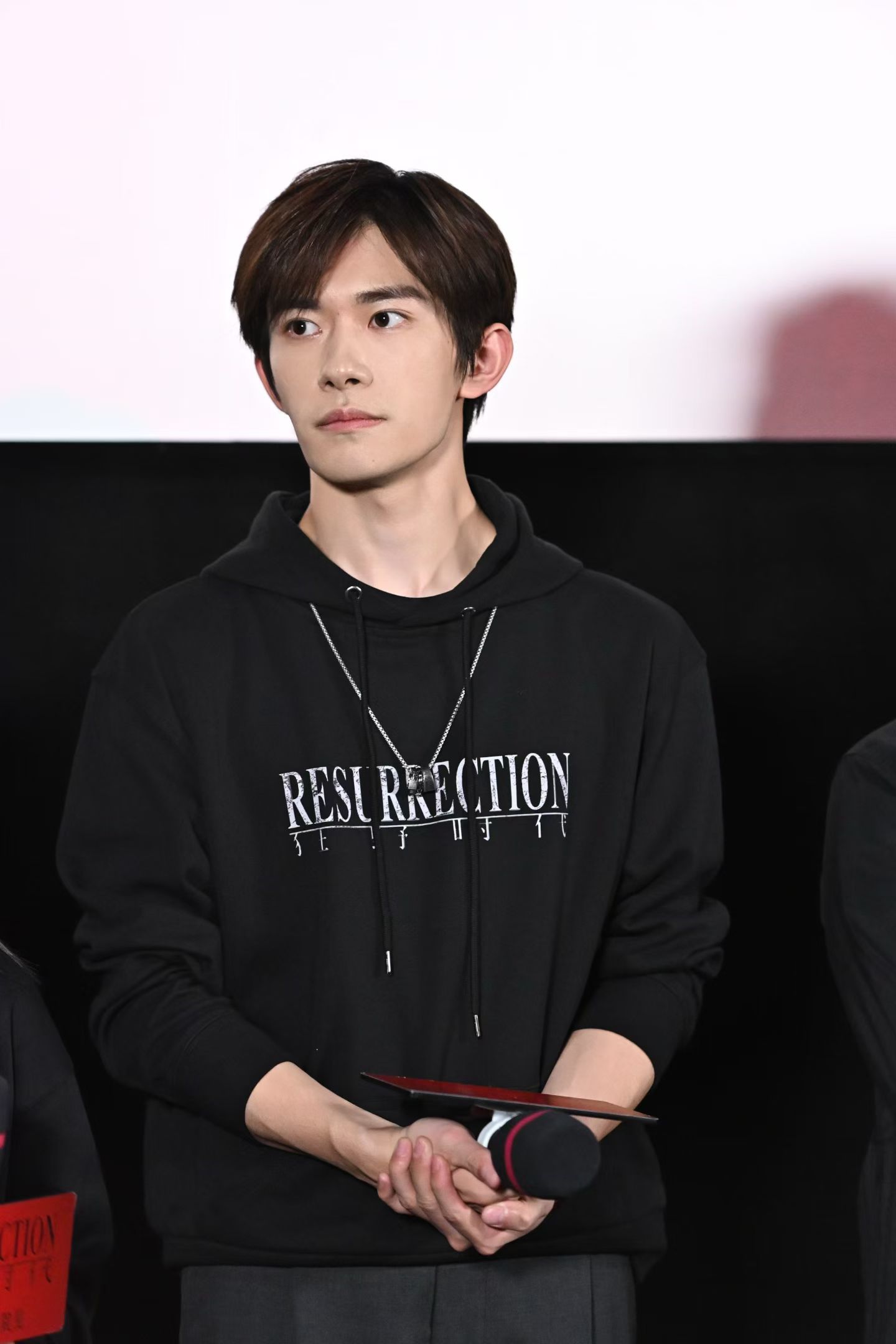 落地就看到了理想包场的首映礼现场照片，羡慕去了的朋友们，也再次祝贺易烊千玺成为最